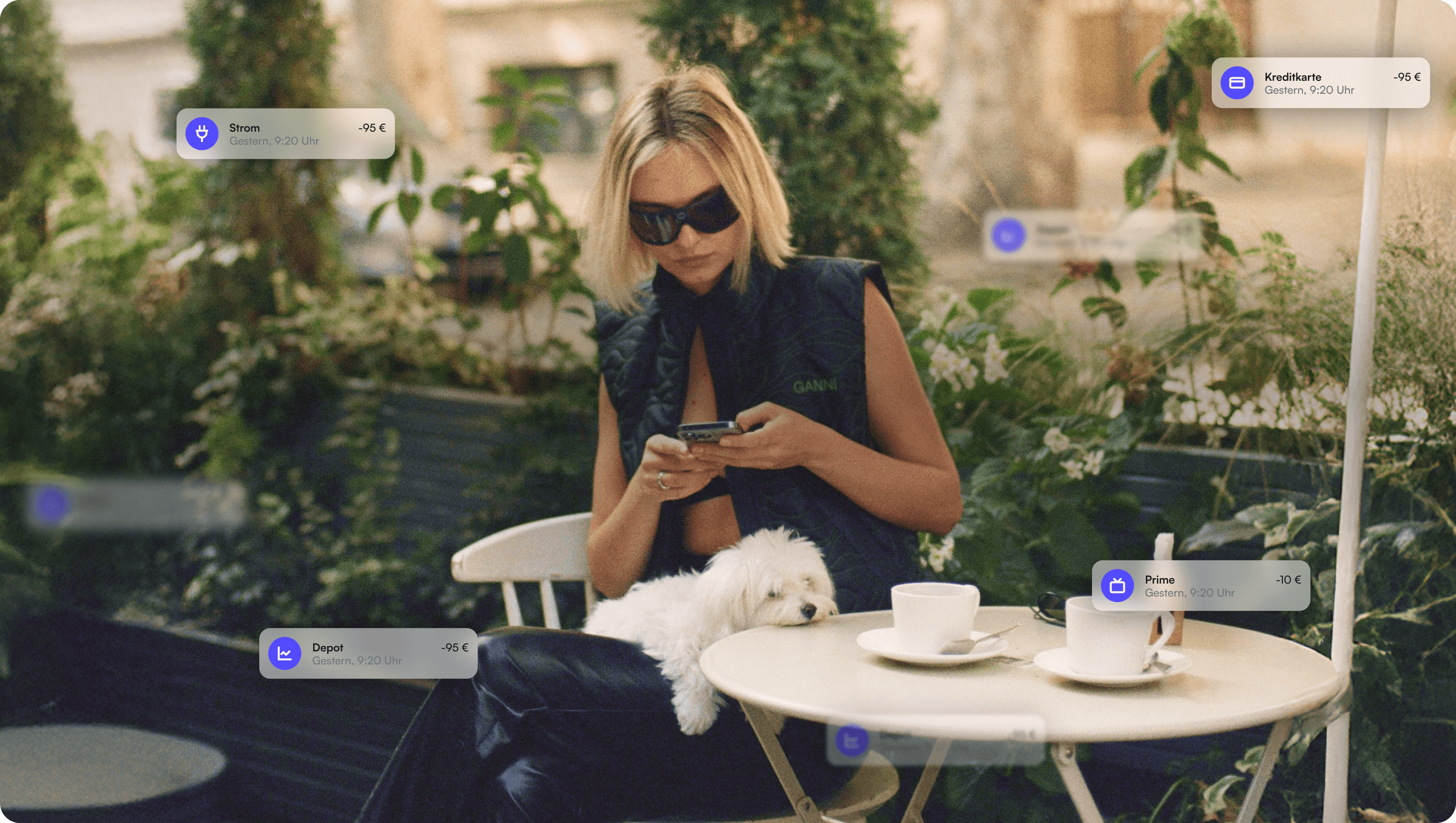 Frau mit Hund am Kaffeetisch nutzt die nobank Finanz-App für mehr finanzielle Freiheit