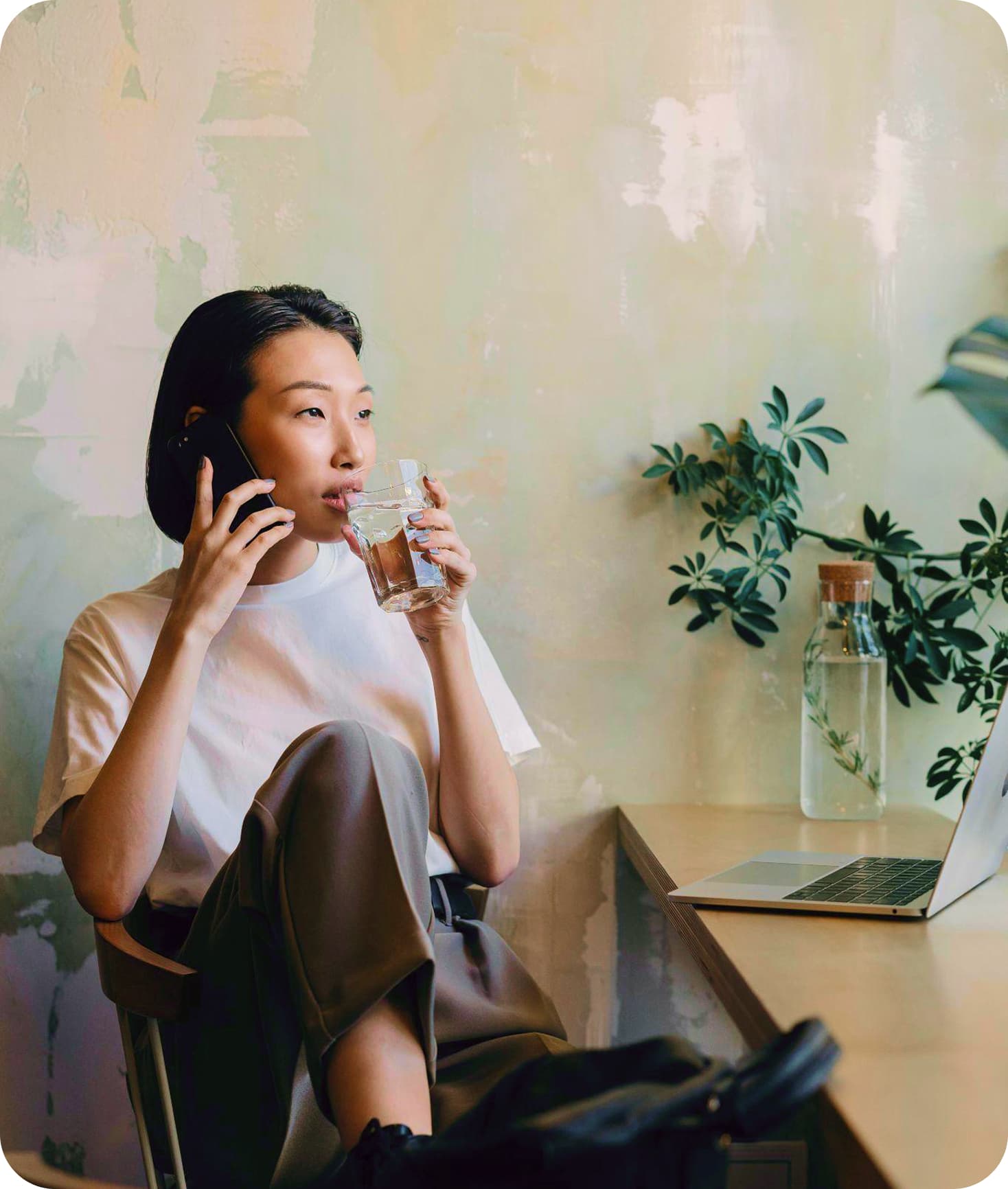 Person sitzt entspannt am Tisch mit Laptop